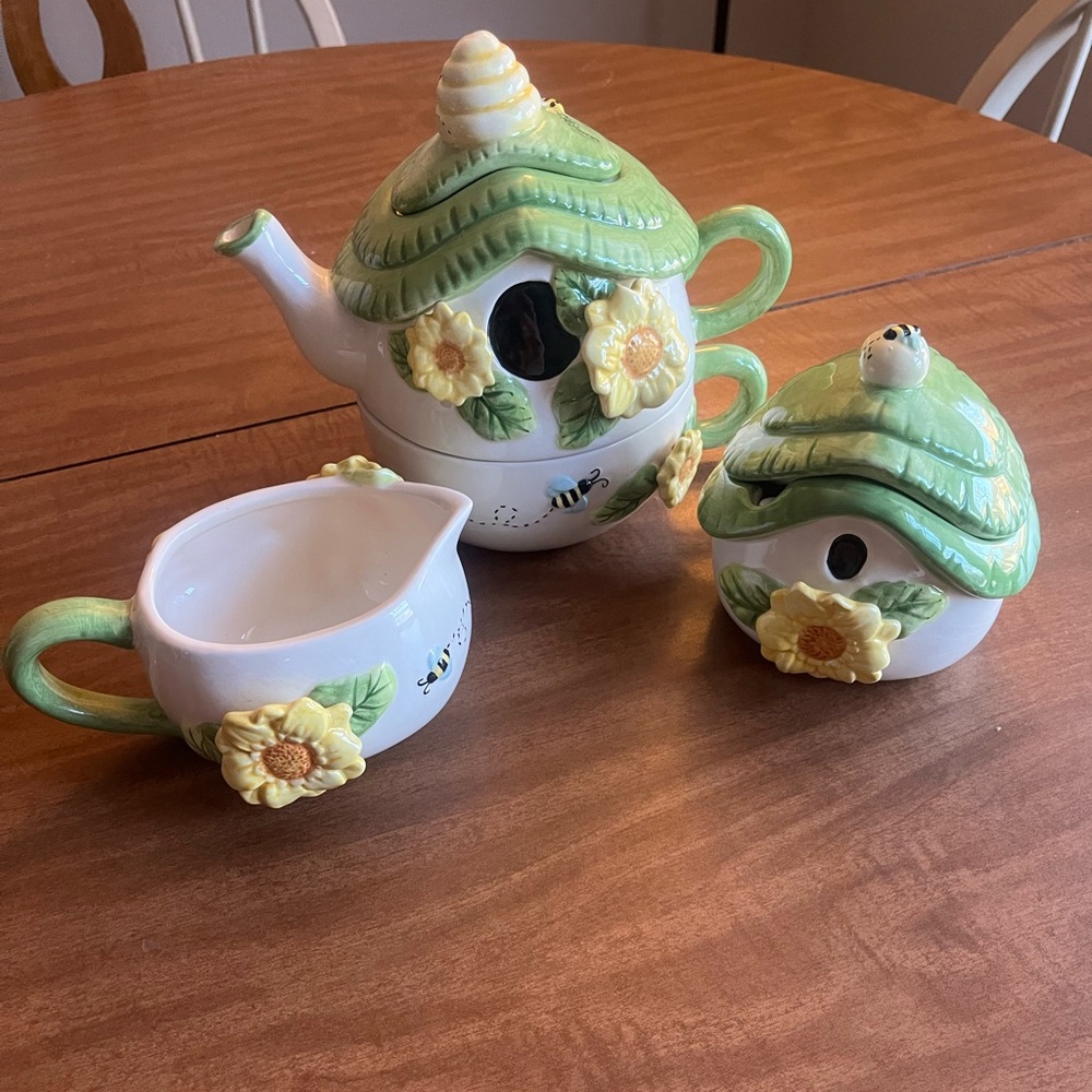 4 piece stacking teapot bee set with tea cup,  creamer and sugar holder